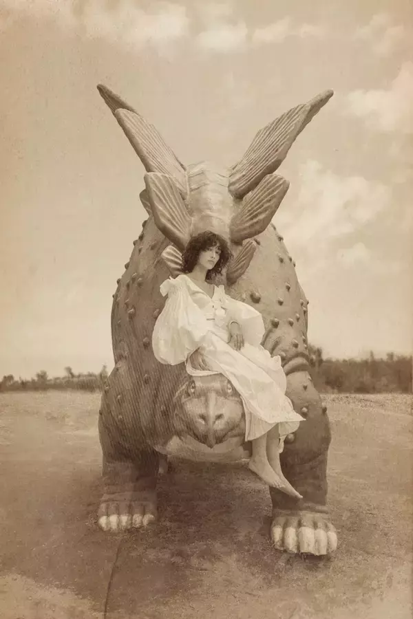 「Our Fashion Story【vol.3_ロエベ、時空を旅するドレスアップ。新藤マリアとストレンジャー・トリップ】」の画像