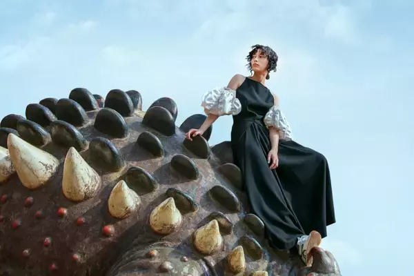 「Our Fashion Story【vol.3_ロエベ、時空を旅するドレスアップ。新藤マリアとストレンジャー・トリップ】」の画像