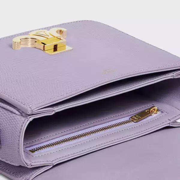 「セリーヌのアイコンバッグ「トリオンフ」に新色ライラックが登場、名古屋松坂屋店にて限定発売」の画像