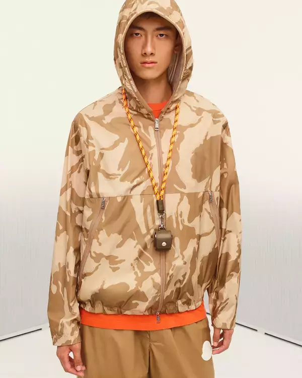 「モンクレール 2021春夏メンズ、機能的なカジュアルアイテムがそろう「EVADING CONVENTION」」の画像