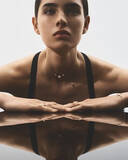 「カーラ・デルヴィーニュを際立たせる彩り。ディオール ファイン ジュエリーに新作コレクションが登場」の画像1