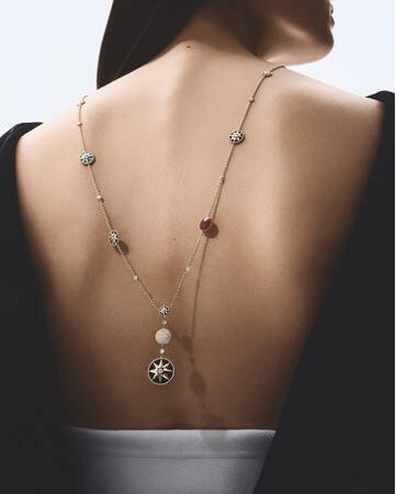 カーラ・デルヴィーニュを際立たせる彩り。ディオール ファイン ジュエリーに新作コレクションが登場