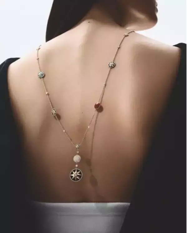 「カーラ・デルヴィーニュを際立たせる彩り。ディオール ファイン ジュエリーに新作コレクションが登場」の画像