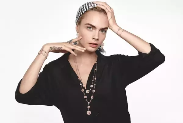 「カーラ・デルヴィーニュを際立たせる彩り。ディオール ファイン ジュエリーに新作コレクションが登場」の画像