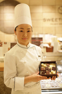 パレスホテル東京ショコラティエールに聞く、クリスマス一押しのショコラは？【小林美貴／生き方後編】