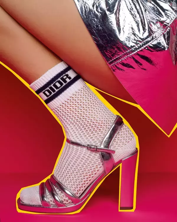 「マリア・グラツィア・キウリによるポップなフォール コレクションをブリジット・ニーデルマイルがウルトラカラフルに撮影」の画像