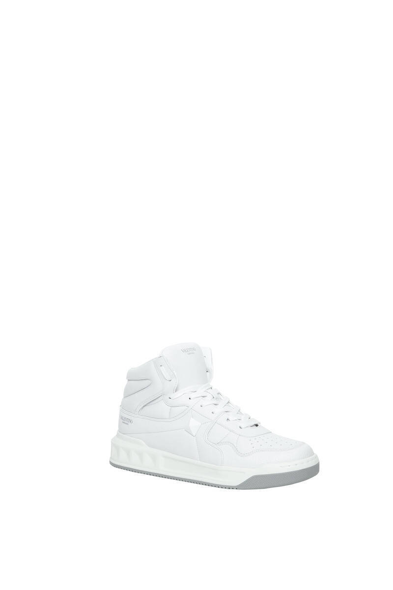 ヴァレンティノの新作スニーカーは、一粒のスタッズをアイコニックにあしらった「ワンスタッズ」