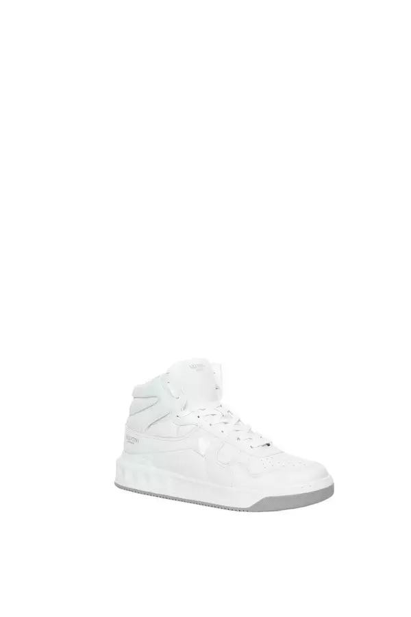 「ヴァレンティノの新作スニーカーは、一粒のスタッズをアイコニックにあしらった「ワンスタッズ」」の画像