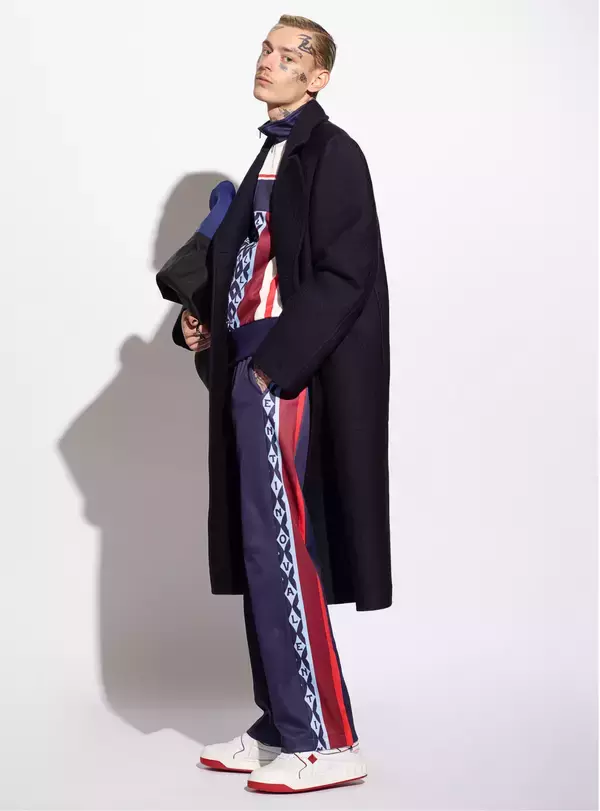 「ヴァレンティノの新作スニーカーは、一粒のスタッズをアイコニックにあしらった「ワンスタッズ」」の画像