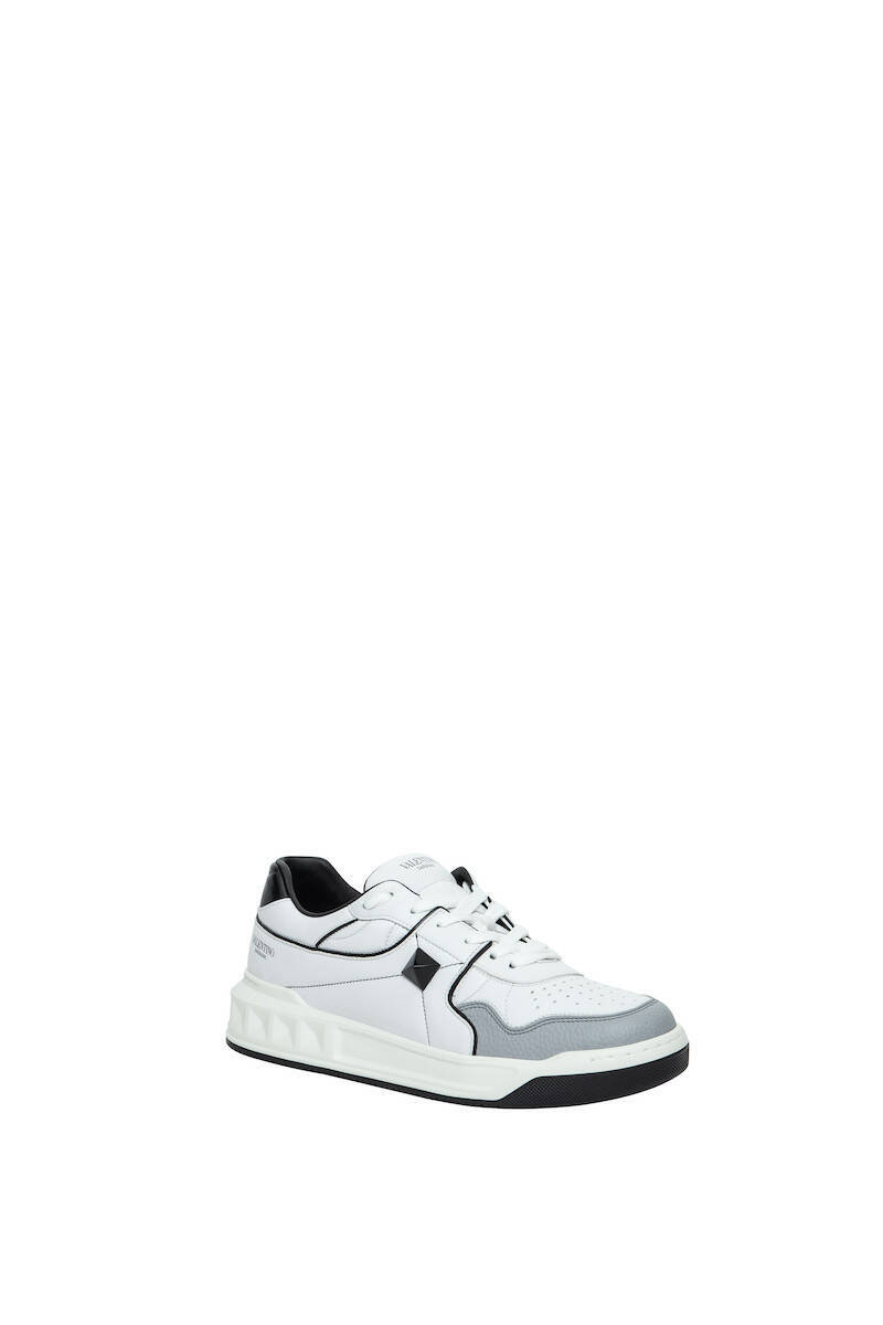 ヴァレンティノの新作スニーカーは、一粒のスタッズをアイコニックにあしらった「ワンスタッズ」