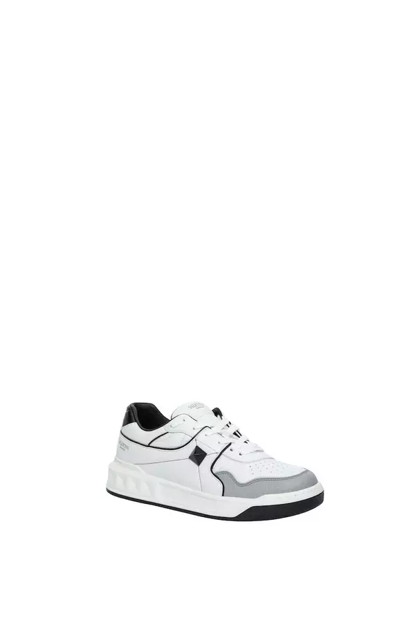 「ヴァレンティノの新作スニーカーは、一粒のスタッズをアイコニックにあしらった「ワンスタッズ」」の画像