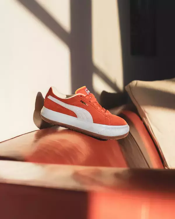 「英国のポップスター デュア・リパが履くのは、プーマの新作スニーカー「スウェード マユ アップ」!」の画像