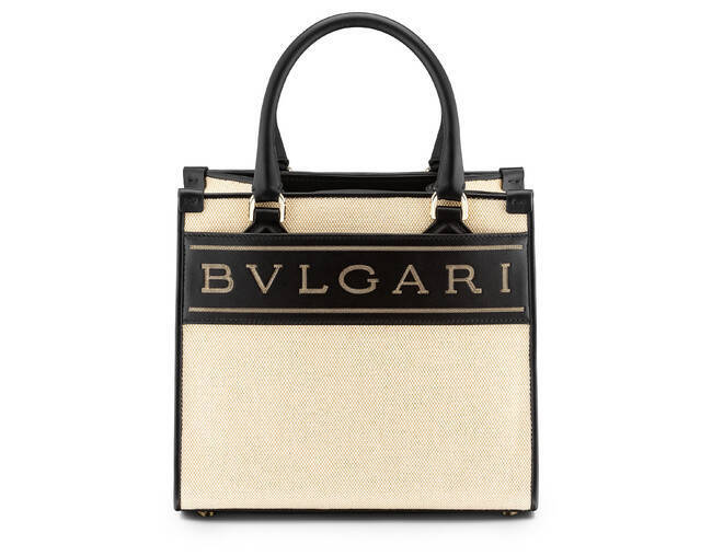 ブルガリの新作トートバッグは「BVLGARI」のロゴをデザイン要素の中心に据えた新スタイル