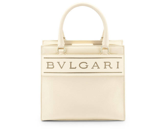 ブルガリの新作トートバッグは「BVLGARI」のロゴをデザイン要素の中心に据えた新スタイル