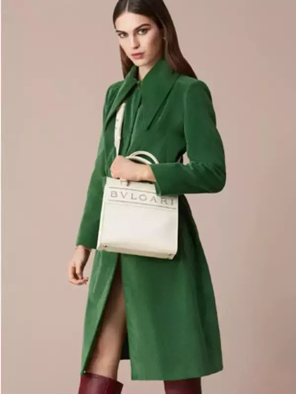 ブルガリの新作トートバッグは「BVLGARI」のロゴをデザイン要素の中心に据えた新スタイル