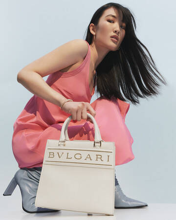 ブルガリの新作トートバッグは「BVLGARI」のロゴをデザイン要素の中心に据えた新スタイル