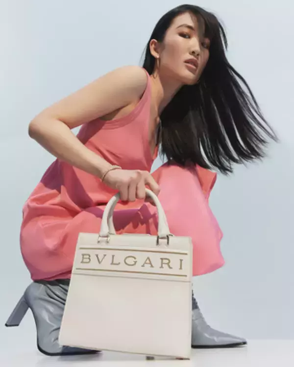 「ブルガリの新作トートバッグは「BVLGARI」のロゴをデザイン要素の中心に据えた新スタイル」の画像