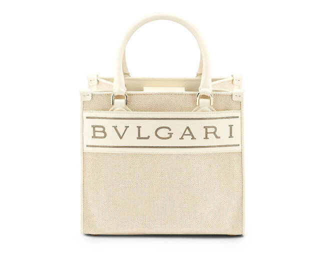 ブルガリの新作トートバッグは「BVLGARI」のロゴをデザイン要素の中心に据えた新スタイル