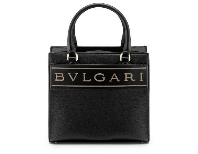 ブルガリの新作トートバッグは「BVLGARI」のロゴをデザイン要素の中心に据えた新スタイル