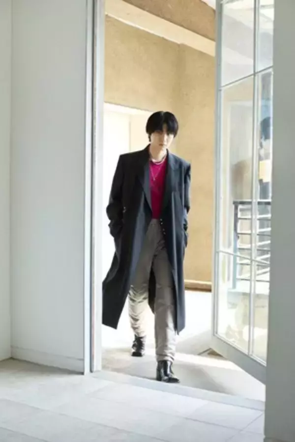 「桜田通がパールジュエリーを自由に纏い7daysコーディネートを披露。ONモード・OFFモード様々な姿で魅了」の画像