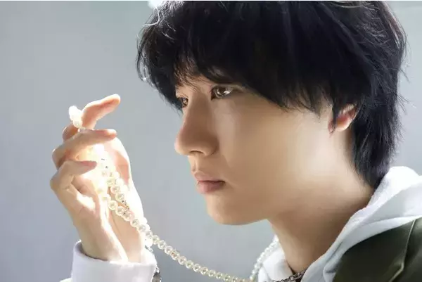 「桜田通がパールジュエリーを自由に纏い7daysコーディネートを披露。ONモード・OFFモード様々な姿で魅了」の画像