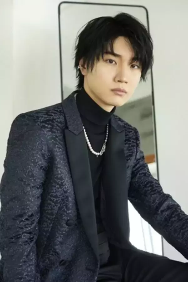 「桜田通がパールジュエリーを自由に纏い7daysコーディネートを披露。ONモード・OFFモード様々な姿で魅了」の画像