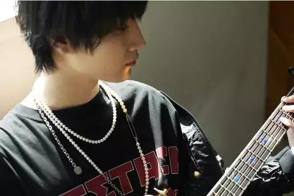 「桜田通がパールジュエリーを自由に纏い7daysコーディネートを披露。ONモード・OFFモード様々な姿で魅了」の画像