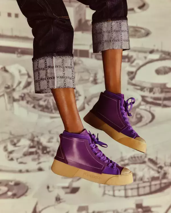 「JW ANDERSONから初のスニーカーが発売、ブランドの新たな定番アイテムとして展開」の画像