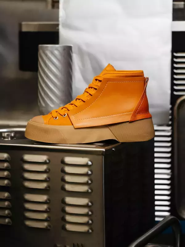 「JW ANDERSONから初のスニーカーが発売、ブランドの新たな定番アイテムとして展開」の画像
