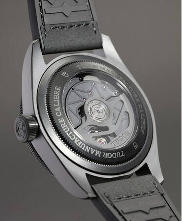 チューダーのストイックなまでの努力と技術革新を象徴するマットブラックの新作時計が誕生