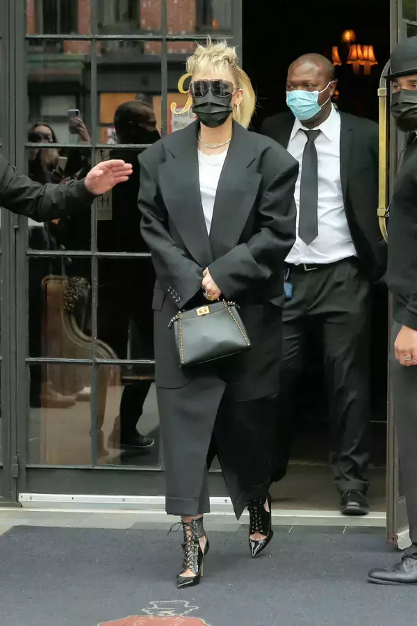 「フェンディの「ピーカブー アイコニック ミニ」をデイリーに。マイリー・サイラスの愛用コーデは?」の画像