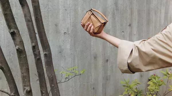 「ロエベのアイコンバッグ、パズルシリーズに新作「パズルエッジ バッグ」が登場」の画像