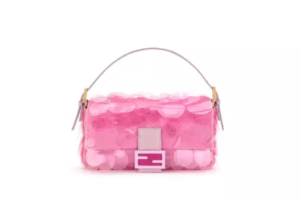 「フェンディが「バゲット 1997」ローンチに合わせて制作した3部構成のショートビデオを公開。フランス人女優 アナ・ジラルドが出演」の画像