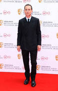ディオールを纏ったトビアス・メンジーズ。イギリスで開催の英国アカデミー賞テレビ部門の授賞式に登場
