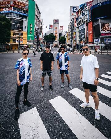 オークリーから山口歴がデザインを手掛けたアイウエアと日本限定のアパレルコレクションが登場