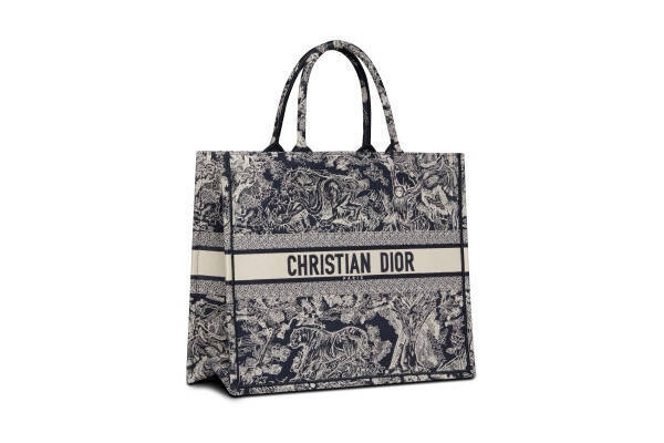 優美で落ち着きに満ちた時間へと誘う。マリア・グラツィア・キウリがデザインした新作ラウンジウエアコレクション