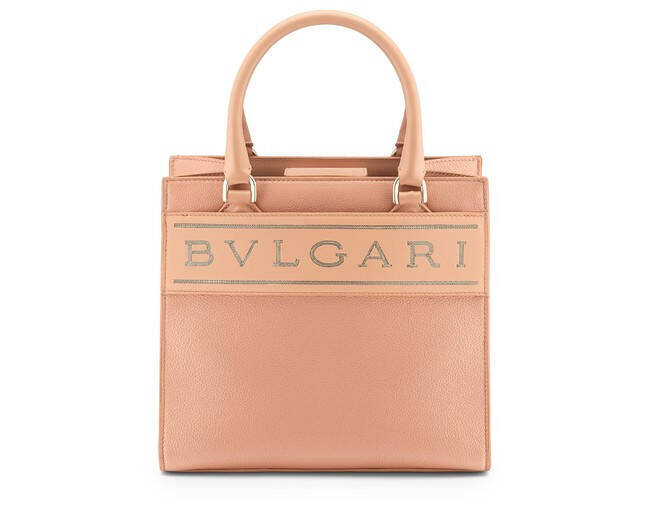 ブルガリから登場したロゴを配したトートバッグはフェミニンでエレガントなカラーパレットが鮮やか