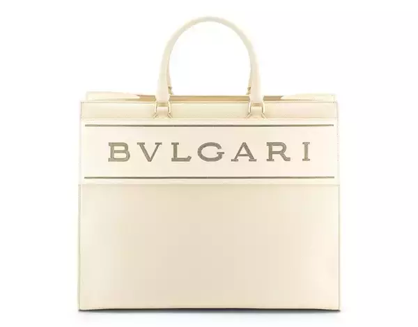 「ブルガリから登場したロゴを配したトートバッグはフェミニンでエレガントなカラーパレットが鮮やか」の画像