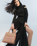 「ブルガリから登場したロゴを配したトートバッグはフェミニンでエレガントなカラーパレットが鮮やか」の画像1