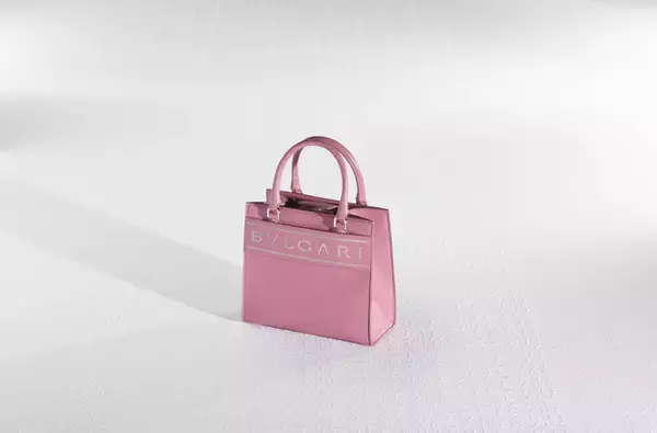 「ブルガリから登場したロゴを配したトートバッグはフェミニンでエレガントなカラーパレットが鮮やか」の画像