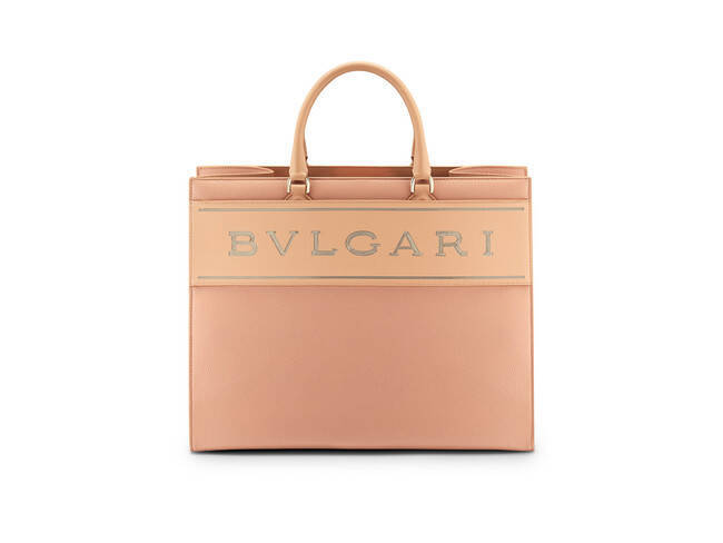 ブルガリから登場したロゴを配したトートバッグはフェミニンでエレガントなカラーパレットが鮮やか