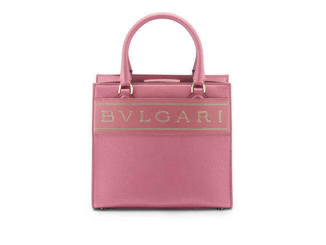 ブルガリから登場したロゴを配したトートバッグはフェミニンでエレガントなカラーパレットが鮮やか