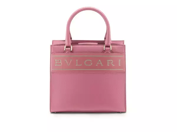 「ブルガリから登場したロゴを配したトートバッグはフェミニンでエレガントなカラーパレットが鮮やか」の画像