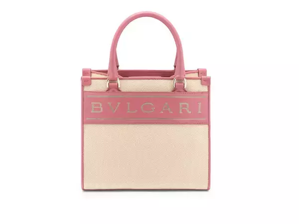 「ブルガリから登場したロゴを配したトートバッグはフェミニンでエレガントなカラーパレットが鮮やか」の画像