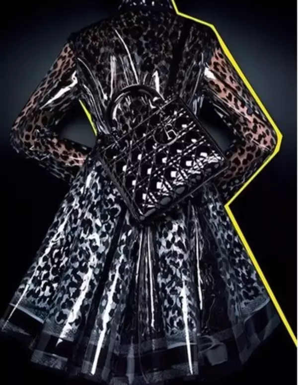 ディオールからメゾンを象徴するバッグがレザーもメタリックパーツも「漆黒」の仕上げで登場