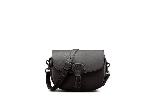 ディオールからメゾンを象徴するバッグがレザーもメタリックパーツも「漆黒」の仕上げで登場