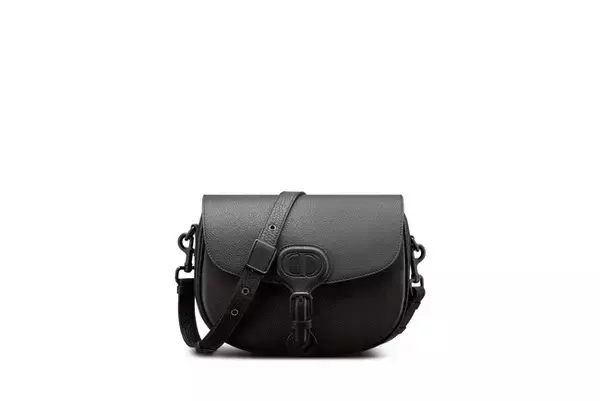 「ディオールからメゾンを象徴するバッグがレザーもメタリックパーツも「漆黒」の仕上げで登場」の画像