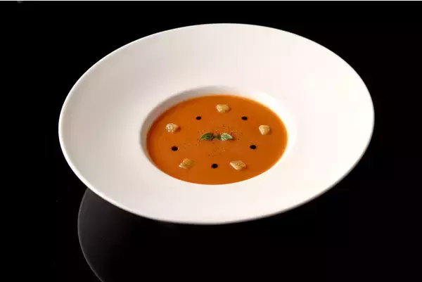 「ル カフェ ドゥ ジョエル・ロブションで夏限定メニューを堪能。夏にぴったりなトマトやとうもろこしなど、夏野菜をふんだんに」の画像