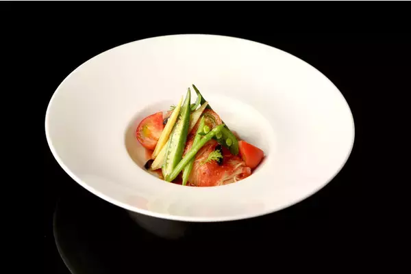 「ル カフェ ドゥ ジョエル・ロブションで夏限定メニューを堪能。夏にぴったりなトマトやとうもろこしなど、夏野菜をふんだんに」の画像