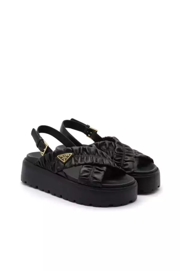 プラダ、日本限定サンダルを発売──スポーティーな要素を再構成したエレガンス